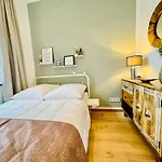 Colorful & Quiet Apartment In Beautiful Viennese Building