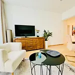 Colorful & Quiet Apartment In Beautiful Viennese Building